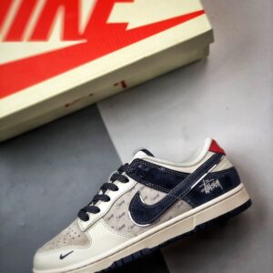 【AT3335】Stussy x Nike Dunkコラボフットウェア、Nike Dunk Low Retro。スエードグレーとブルーの低カットスニーカー。