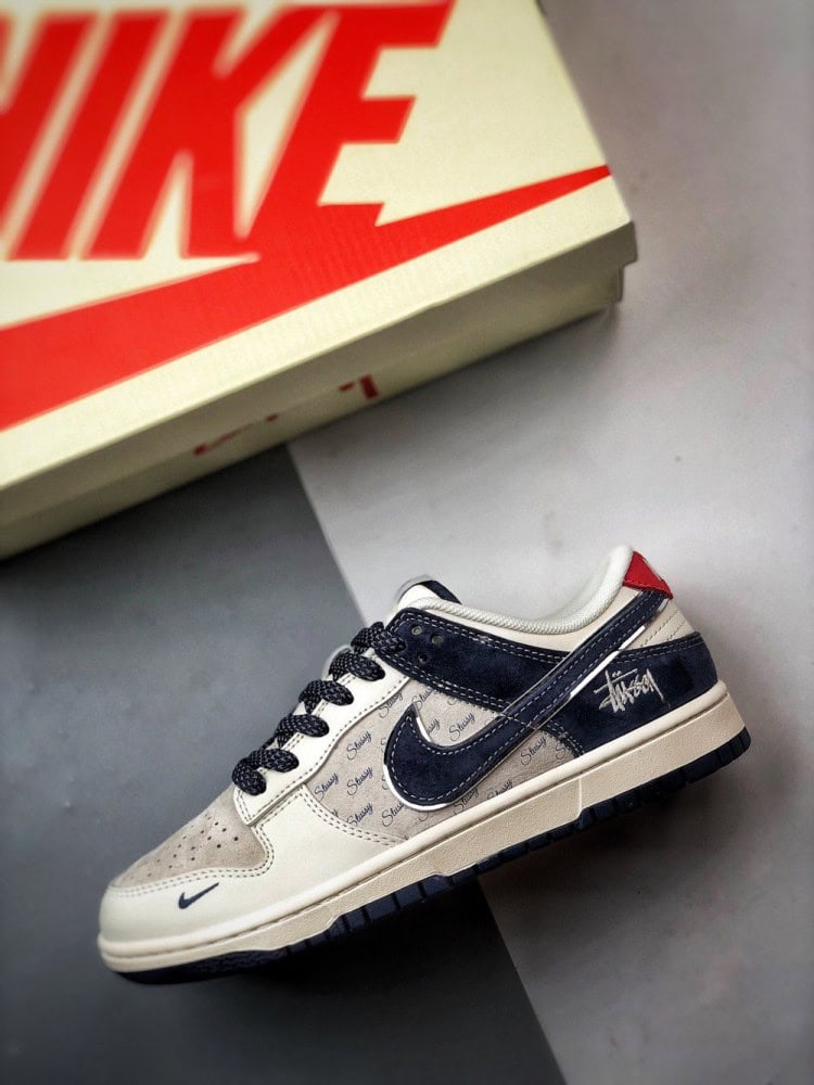 【AT3335】Stussy x Nike Dunkコラボフットウェア、Nike Dunk Low Retro。スエードグレーとブルーの低カットスニーカー。
