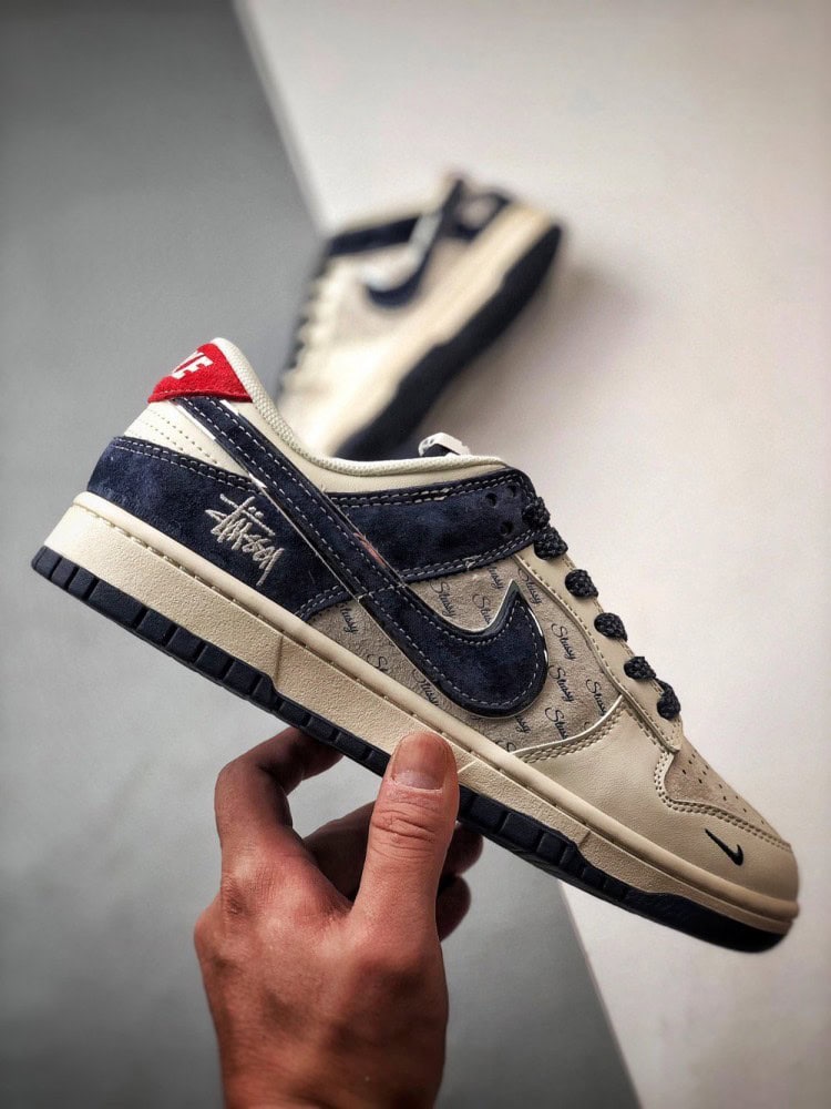 【AT3335】Stussy x Nike Dunkコラボフットウェア、Nike Dunk Low Retro。スエードグレーとブルーの低カットスニーカー。