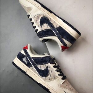 【AT3335】Stussy x Nike Dunkコラボフットウェア、Nike Dunk Low Retro。スエードグレーとブルーの低カットスニーカー。