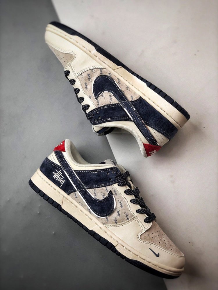 【AT3335】Stussy x Nike Dunkコラボフットウェア、Nike Dunk Low Retro。スエードグレーとブルーの低カットスニーカー。