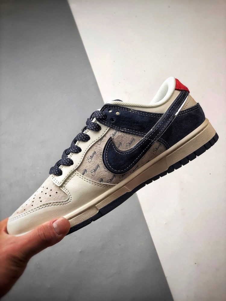 【AT3335】Stussy x Nike Dunkコラボフットウェア、Nike Dunk Low Retro。スエードグレーとブルーの低カットスニーカー。