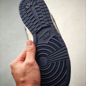 【AT3335】Stussy x Nike Dunkコラボフットウェア、Nike Dunk Low Retro。スエードグレーとブルーの低カットスニーカー。