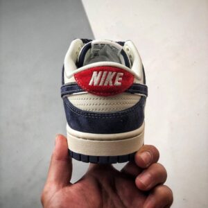 【AT3335】Stussy x Nike Dunkコラボフットウェア、Nike Dunk Low Retro。スエードグレーとブルーの低カットスニーカー。