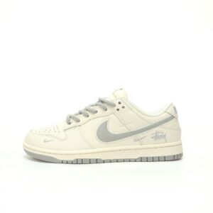 【AT3336】Stussy x Nike Dunk コラボレーションスニーカー | トレンディなデザイン | クラシックなスタイル Nike Dunk Low Retro ステューシー×ナイキ ホワイトグレー ローカットカジュアルスポーツシューズ
