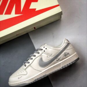 【AT3336】Stussy x Nike Dunk コラボレーションスニーカー | トレンディなデザイン | クラシックなスタイル Nike Dunk Low Retro ステューシー×ナイキ ホワイトグレー ローカットカジュアルスポーツシューズ