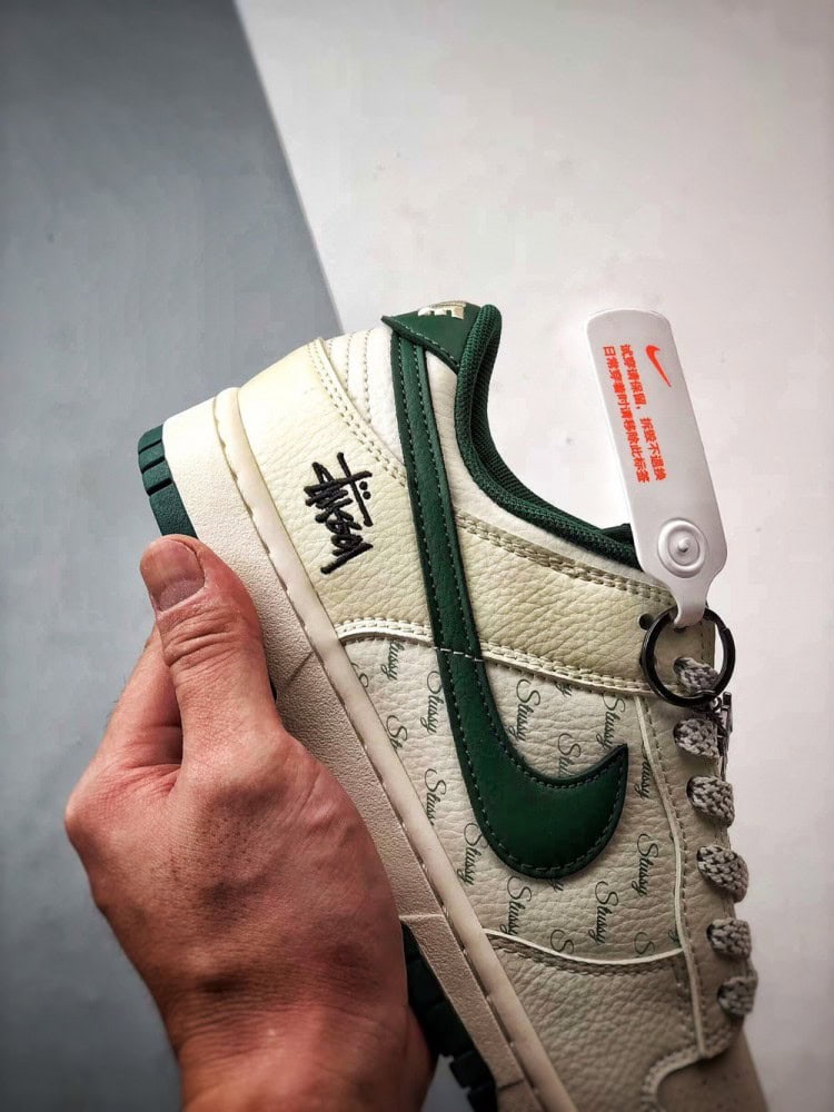 【AT3337】Nike Dunk Low x Stussy ナイキ ダンク ロー x ステューシーのクラシックコラボレーション、ナイキ ダンク ロー レトロ ステューシー ホワイトグリーンが再登場。低カットでカジュアルにもスポーツにも使えるスニーカー。