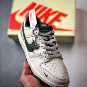 【AT3337】Nike Dunk Low x Stussy ナイキ ダンク ロー x ステューシーのクラシックコラボレーション、ナイキ ダンク ロー レトロ ステューシー ホワイトグリーンが再登場。低カットでカジュアルにもスポーツにも使えるスニーカー。
