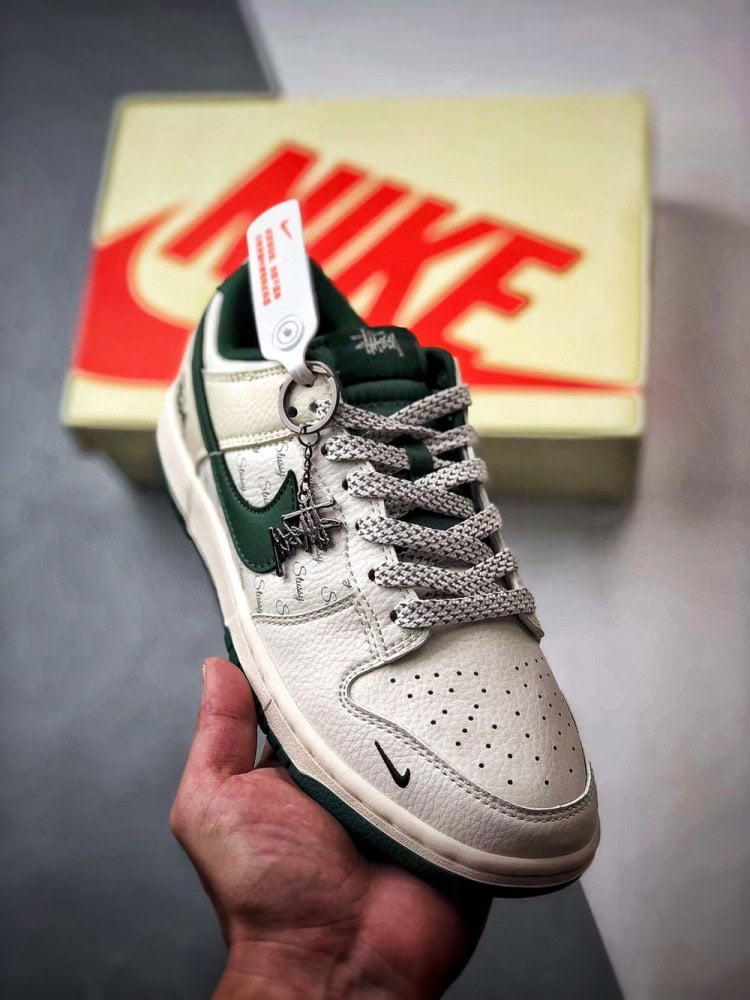 【AT3337】Nike Dunk Low x Stussy ナイキ ダンク ロー x ステューシーのクラシックコラボレーション、ナイキ ダンク ロー レトロ ステューシー ホワイトグリーンが再登場。低カットでカジュアルにもスポーツにも使えるスニーカー。