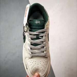 【AT3337】Nike Dunk Low x Stussy ナイキ ダンク ロー x ステューシーのクラシックコラボレーション、ナイキ ダンク ロー レトロ ステューシー ホワイトグリーンが再登場。低カットでカジュアルにもスポーツにも使えるスニーカー。