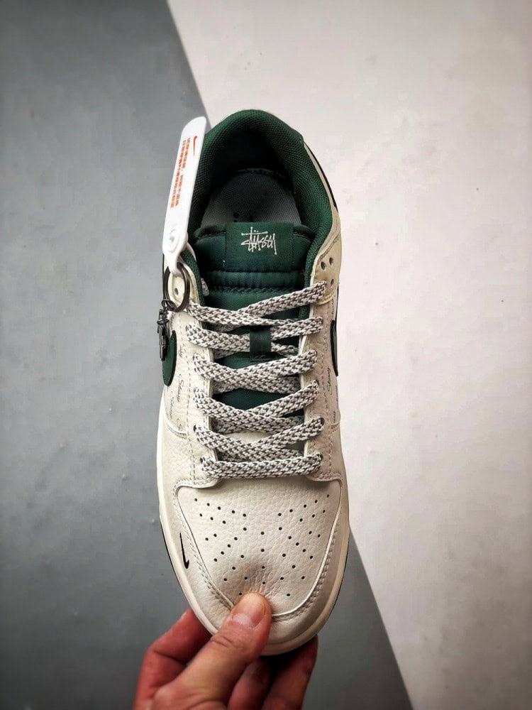 【AT3337】Nike Dunk Low x Stussy ナイキ ダンク ロー x ステューシーのクラシックコラボレーション、ナイキ ダンク ロー レトロ ステューシー ホワイトグリーンが再登場。低カットでカジュアルにもスポーツにも使えるスニーカー。