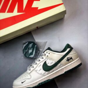 【AT3337】Nike Dunk Low x Stussy ナイキ ダンク ロー x ステューシーのクラシックコラボレーション、ナイキ ダンク ロー レトロ ステューシー ホワイトグリーンが再登場。低カットでカジュアルにもスポーツにも使えるスニーカー。