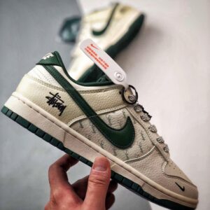 【AT3337】Nike Dunk Low x Stussy ナイキ ダンク ロー x ステューシーのクラシックコラボレーション、ナイキ ダンク ロー レトロ ステューシー ホワイトグリーンが再登場。低カットでカジュアルにもスポーツにも使えるスニーカー。