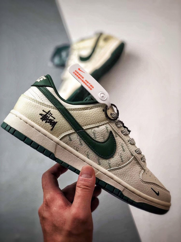 【AT3337】Nike Dunk Low x Stussy ナイキ ダンク ロー x ステューシーのクラシックコラボレーション、ナイキ ダンク ロー レトロ ステューシー ホワイトグリーンが再登場。低カットでカジュアルにもスポーツにも使えるスニーカー。