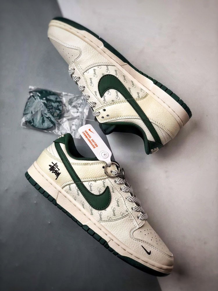 【AT3337】Nike Dunk Low x Stussy ナイキ ダンク ロー x ステューシーのクラシックコラボレーション、ナイキ ダンク ロー レトロ ステューシー ホワイトグリーンが再登場。低カットでカジュアルにもスポーツにも使えるスニーカー。