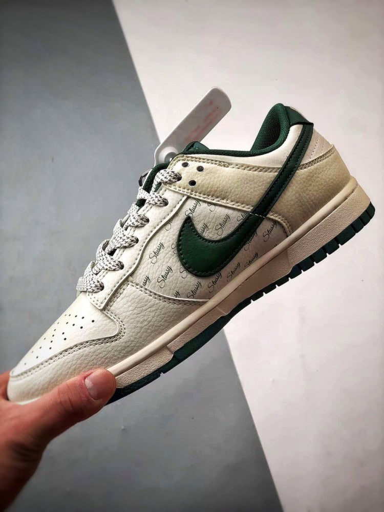 【AT3337】Nike Dunk Low x Stussy ナイキ ダンク ロー x ステューシーのクラシックコラボレーション、ナイキ ダンク ロー レトロ ステューシー ホワイトグリーンが再登場。低カットでカジュアルにもスポーツにも使えるスニーカー。