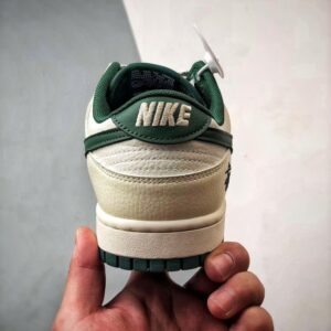 【AT3337】Nike Dunk Low x Stussy ナイキ ダンク ロー x ステューシーのクラシックコラボレーション、ナイキ ダンク ロー レトロ ステューシー ホワイトグリーンが再登場。低カットでカジュアルにもスポーツにも使えるスニーカー。