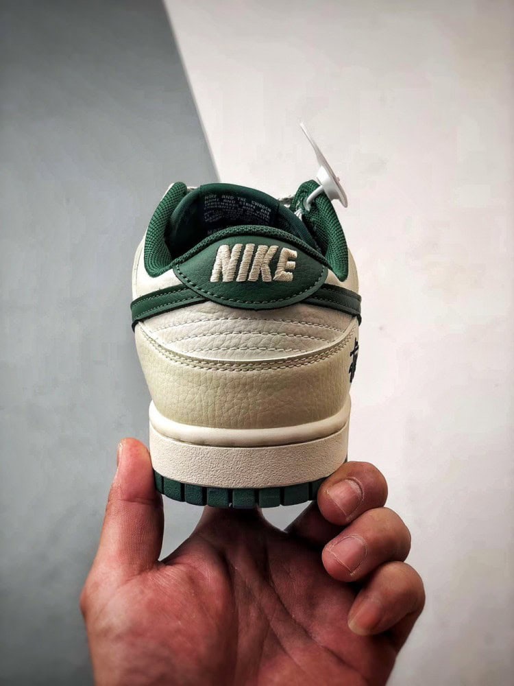 【AT3337】Nike Dunk Low x Stussy ナイキ ダンク ロー x ステューシーのクラシックコラボレーション、ナイキ ダンク ロー レトロ ステューシー ホワイトグリーンが再登場。低カットでカジュアルにもスポーツにも使えるスニーカー。