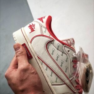 【AT3339】Nike x Stüssy x Supremeのコラボレーション Air Jordan 1 Low OGが、スタイリッシュでカジュアルなデザインで、ホワイトとレッドのカラーリングが特徴です。高品質な製造工程を経て作られた、このスニーカーは大人気アイテムです。