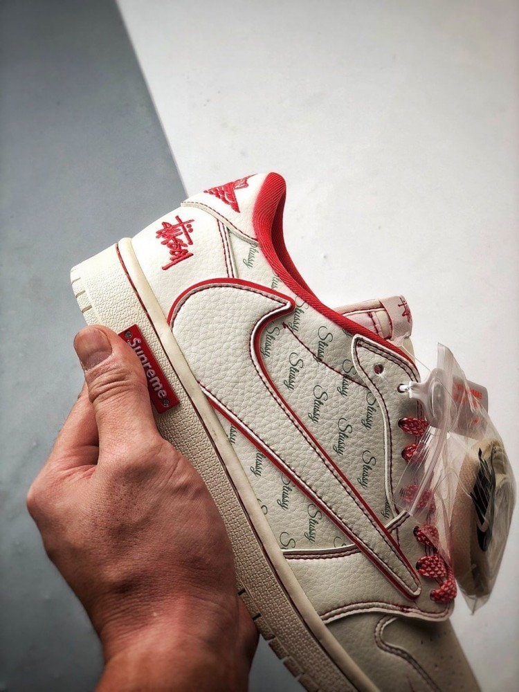 【AT3339】Nike x Stüssy x Supremeのコラボレーション Air Jordan 1 Low OGが、スタイリッシュでカジュアルなデザインで、ホワイトとレッドのカラーリングが特徴です。高品質な製造工程を経て作られた、このスニーカーは大人気アイテムです。