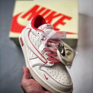 【AT3339】Nike x Stüssy x Supremeのコラボレーション Air Jordan 1 Low OGが、スタイリッシュでカジュアルなデザインで、ホワイトとレッドのカラーリングが特徴です。高品質な製造工程を経て作られた、このスニーカーは大人気アイテムです。