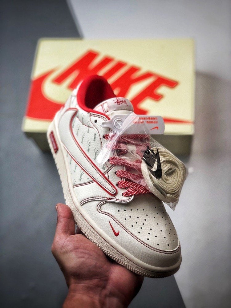 【AT3339】Nike x Stüssy x Supremeのコラボレーション Air Jordan 1 Low OGが、スタイリッシュでカジュアルなデザインで、ホワイトとレッドのカラーリングが特徴です。高品質な製造工程を経て作られた、このスニーカーは大人気アイテムです。