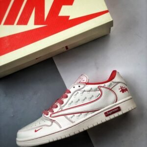 【AT3339】Nike x Stüssy x Supremeのコラボレーション Air Jordan 1 Low OGが、スタイリッシュでカジュアルなデザインで、ホワイトとレッドのカラーリングが特徴です。高品質な製造工程を経て作られた、このスニーカーは大人気アイテムです。
