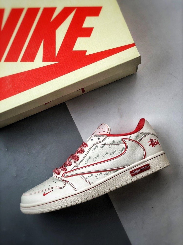 【AT3339】Nike x Stüssy x Supremeのコラボレーション Air Jordan 1 Low OGが、スタイリッシュでカジュアルなデザインで、ホワイトとレッドのカラーリングが特徴です。高品質な製造工程を経て作られた、このスニーカーは大人気アイテムです。