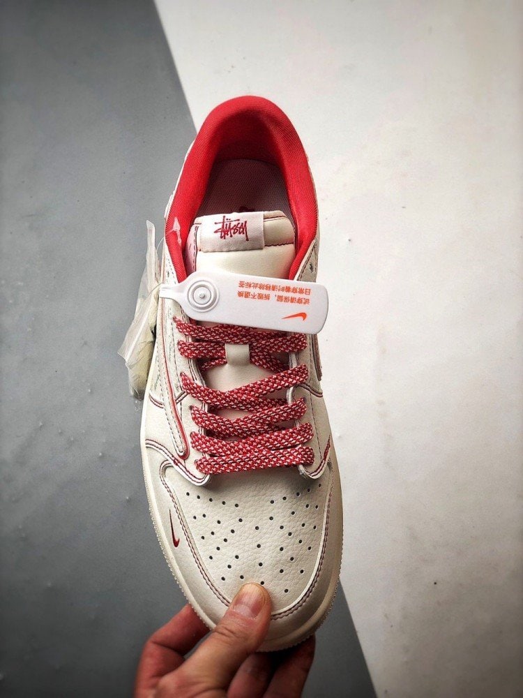 【AT3339】Nike x Stüssy x Supremeのコラボレーション Air Jordan 1 Low OGが、スタイリッシュでカジュアルなデザインで、ホワイトとレッドのカラーリングが特徴です。高品質な製造工程を経て作られた、このスニーカーは大人気アイテムです。
