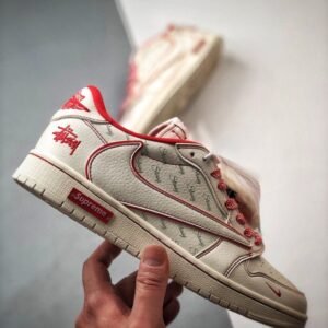 【AT3339】Nike x Stüssy x Supremeのコラボレーション Air Jordan 1 Low OGが、スタイリッシュでカジュアルなデザインで、ホワイトとレッドのカラーリングが特徴です。高品質な製造工程を経て作られた、このスニーカーは大人気アイテムです。