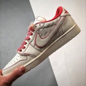【AT3339】Nike x Stüssy x Supremeのコラボレーション Air Jordan 1 Low OGが、スタイリッシュでカジュアルなデザインで、ホワイトとレッドのカラーリングが特徴です。高品質な製造工程を経て作られた、このスニーカーは大人気アイテムです。