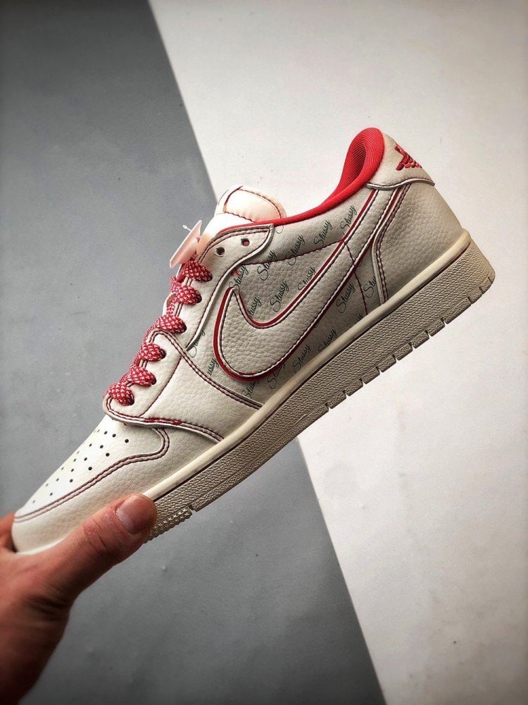 【AT3339】Nike x Stüssy x Supremeのコラボレーション Air Jordan 1 Low OGが、スタイリッシュでカジュアルなデザインで、ホワイトとレッドのカラーリングが特徴です。高品質な製造工程を経て作られた、このスニーカーは大人気アイテムです。
