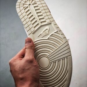 【AT3339】Nike x Stüssy x Supremeのコラボレーション Air Jordan 1 Low OGが、スタイリッシュでカジュアルなデザインで、ホワイトとレッドのカラーリングが特徴です。高品質な製造工程を経て作られた、このスニーカーは大人気アイテムです。