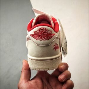 【AT3339】Nike x Stüssy x Supremeのコラボレーション Air Jordan 1 Low OGが、スタイリッシュでカジュアルなデザインで、ホワイトとレッドのカラーリングが特徴です。高品質な製造工程を経て作られた、このスニーカーは大人気アイテムです。