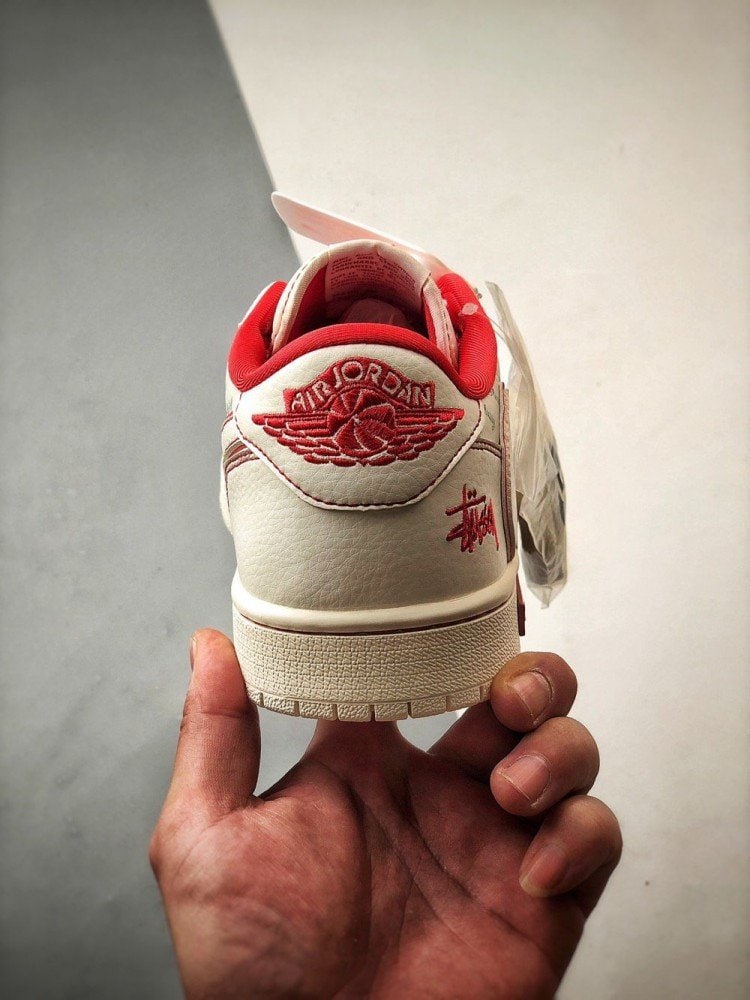 【AT3339】Nike x Stüssy x Supremeのコラボレーション Air Jordan 1 Low OGが、スタイリッシュでカジュアルなデザインで、ホワイトとレッドのカラーリングが特徴です。高品質な製造工程を経て作られた、このスニーカーは大人気アイテムです。