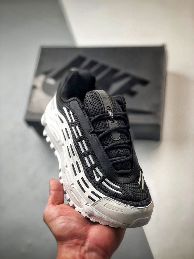 【AT3346】CDG Homme Plus x Nike Air Max TL 2.5 ブラック＆ホワイト共同モデル、ヴィンテージ風のクッション性エアクッションランニングシューズが実物掲載されました。