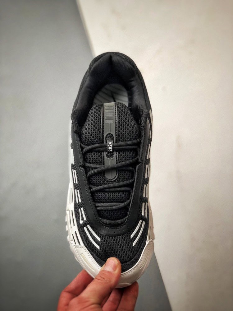 【AT3346】CDG Homme Plus x Nike Air Max TL 2.5 ブラック＆ホワイト共同モデル、ヴィンテージ風のクッション性エアクッションランニングシューズが実物掲載されました。