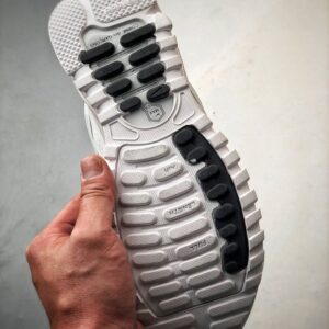 【AT3346】CDG Homme Plus x Nike Air Max TL 2.5 ブラック＆ホワイト共同モデル、ヴィンテージ風のクッション性エアクッションランニングシューズが実物掲載されました。