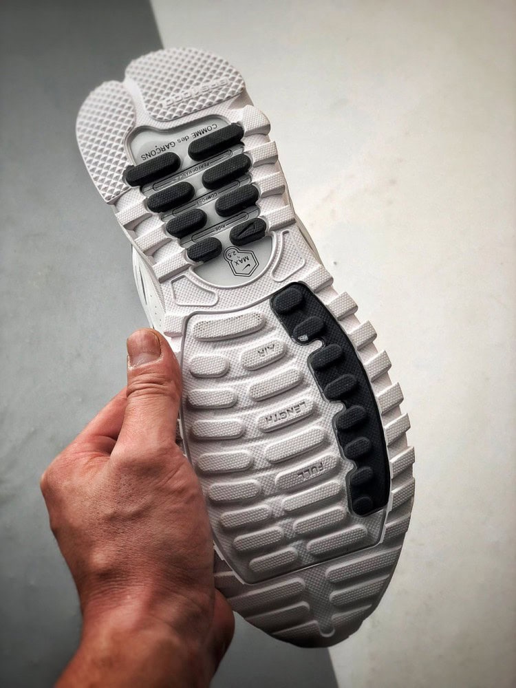 【AT3346】CDG Homme Plus x Nike Air Max TL 2.5 ブラック＆ホワイト共同モデル、ヴィンテージ風のクッション性エアクッションランニングシューズが実物掲載されました。