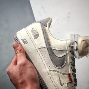 【AT3347】Nike x The North Face Air Force 1 クラシックコラボレーションスニーカー TNF x Air Force 1 Low ベージュグレー