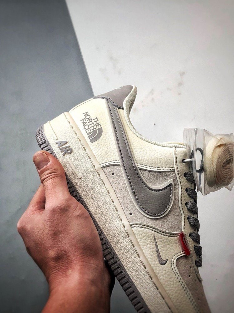 【AT3347】Nike x The North Face Air Force 1 クラシックコラボレーションスニーカー TNF x Air Force 1 Low ベージュグレー