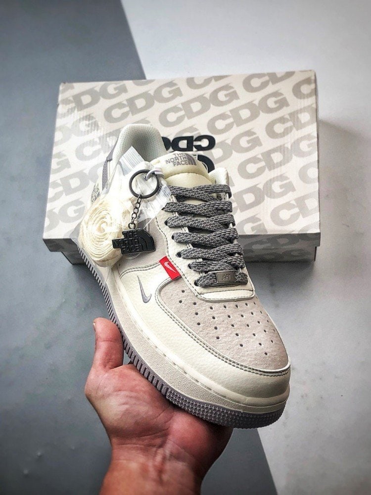 【AT3347】Nike x The North Face Air Force 1 クラシックコラボレーションスニーカー TNF x Air Force 1 Low ベージュグレー