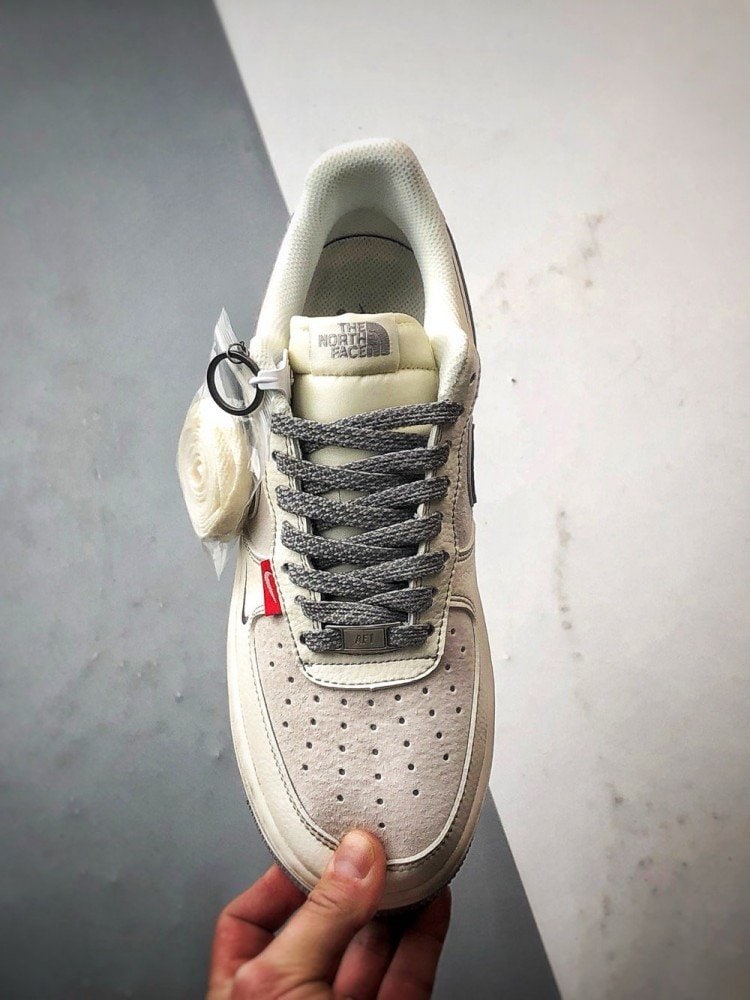 【AT3347】Nike x The North Face Air Force 1 クラシックコラボレーションスニーカー TNF x Air Force 1 Low ベージュグレー
