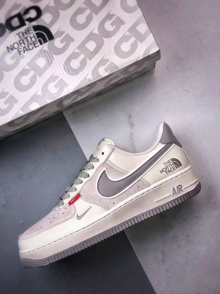 【AT3347】Nike x The North Face Air Force 1 クラシックコラボレーションスニーカー TNF x Air Force 1 Low ベージュグレー
