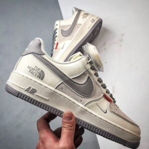 【AT3347】Nike x The North Face Air Force 1 クラシックコラボレーションスニーカー TNF x Air Force 1 Low ベージュグレー
