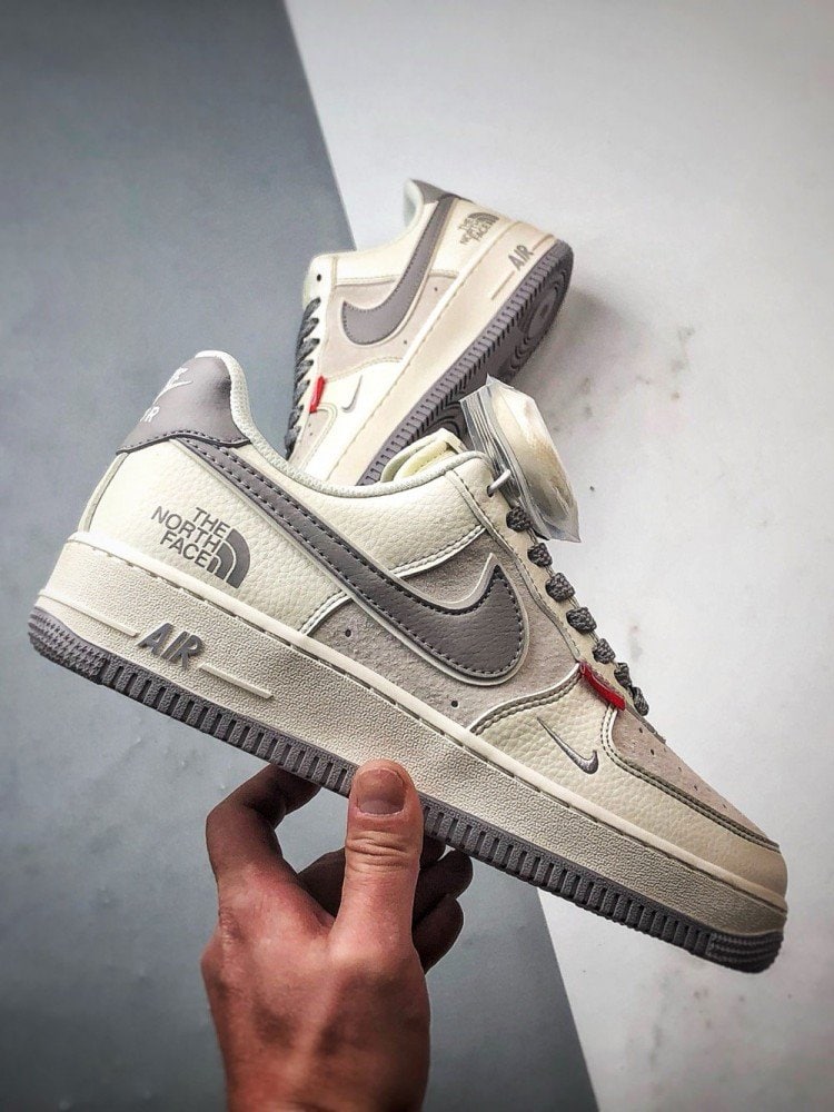 【AT3347】Nike x The North Face Air Force 1 クラシックコラボレーションスニーカー TNF x Air Force 1 Low ベージュグレー