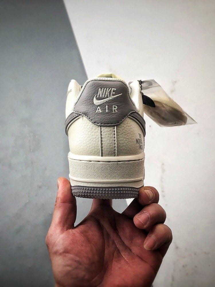 【AT3347】Nike x The North Face Air Force 1 クラシックコラボレーションスニーカー TNF x Air Force 1 Low ベージュグレー