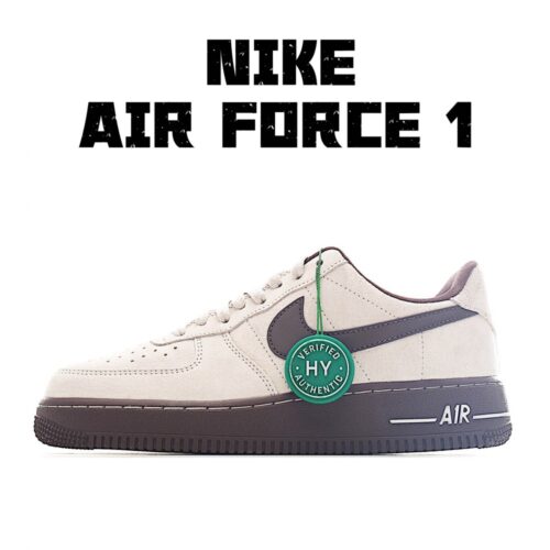 【AT3348】Nike Air Force 1 '07 Lowは、高品質のスエード素材を使用し、質感が細かく、柔らかい手触りで快適な履き心地を提供します。シューズは控えめなミルクティーカラーで、深い茶色のスウッシュロゴと相まって、レトロな雰囲気が漂い、全体的なデザインは落ち着いていて洗練されています。