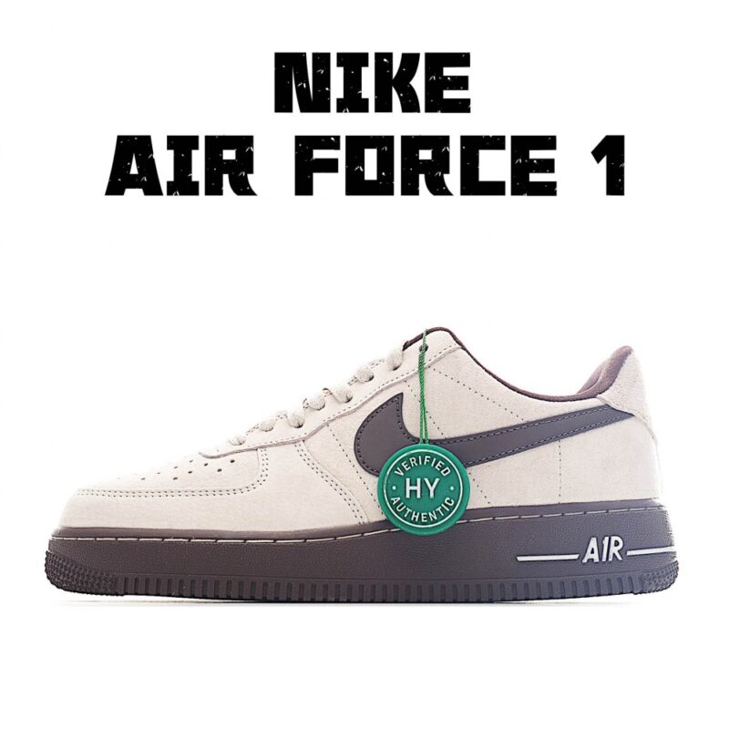 【AT3348】Nike Air Force 1 '07 Lowは、高品質のスエード素材を使用し、質感が細かく、柔らかい手触りで快適な履き心地を提供します。シューズは控えめなミルクティーカラーで、深い茶色のスウッシュロゴと相まって、レトロな雰囲気が漂い、全体的なデザインは落ち着いていて洗練されています。