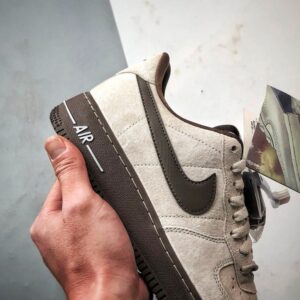 【AT3348】Nike Air Force 1 '07 Lowは、高品質のスエード素材を使用し、質感が細かく、柔らかい手触りで快適な履き心地を提供します。シューズは控えめなミルクティーカラーで、深い茶色のスウッシュロゴと相まって、レトロな雰囲気が漂い、全体的なデザインは落ち着いていて洗練されています。